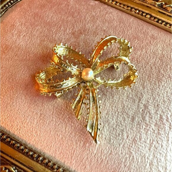 Vintage 1980s Gold-Tone Bow Brooch With Faux Pearl Accent Delicate Coquette - Picture 5 of 7